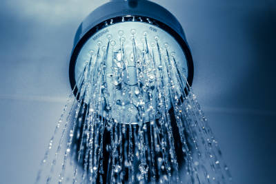 rinsing-your-hair-with-hot-water